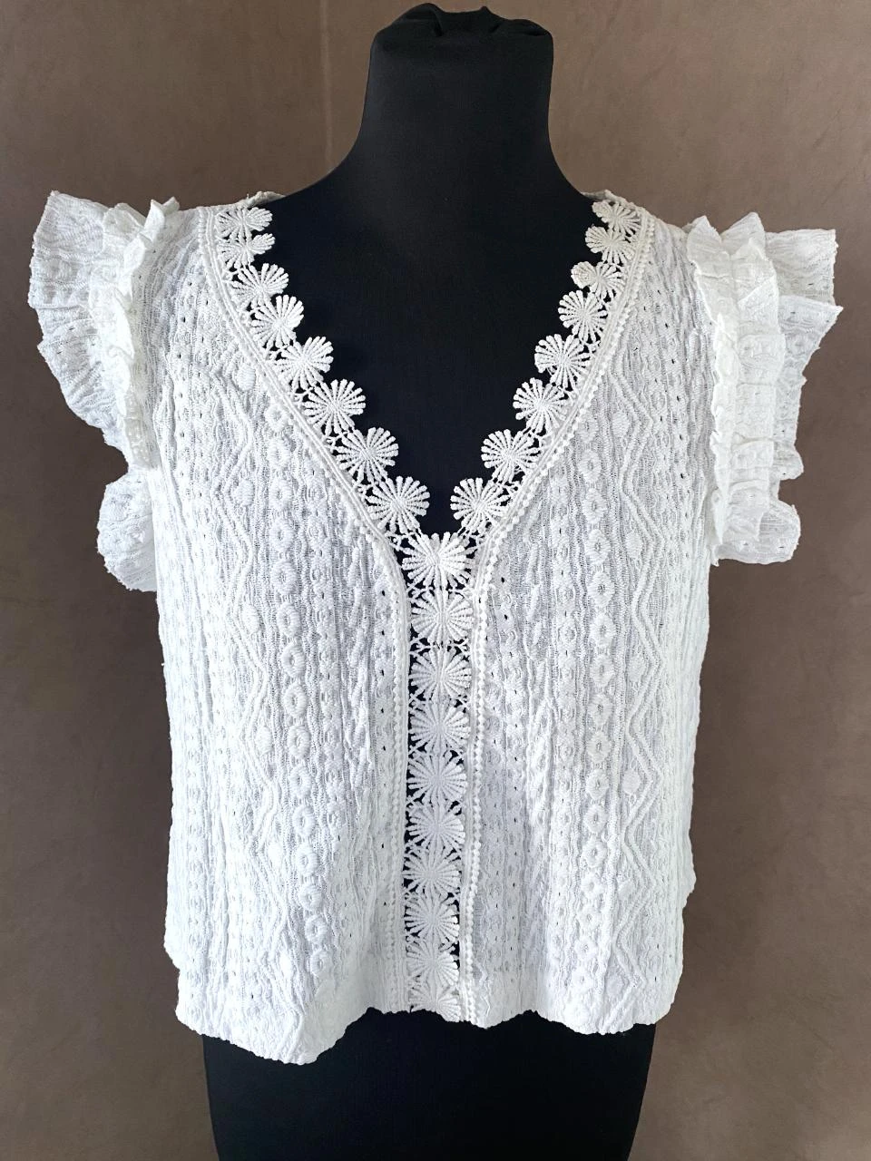 Blouse blanche bohème texturée à dentelle florale – Manches volantées